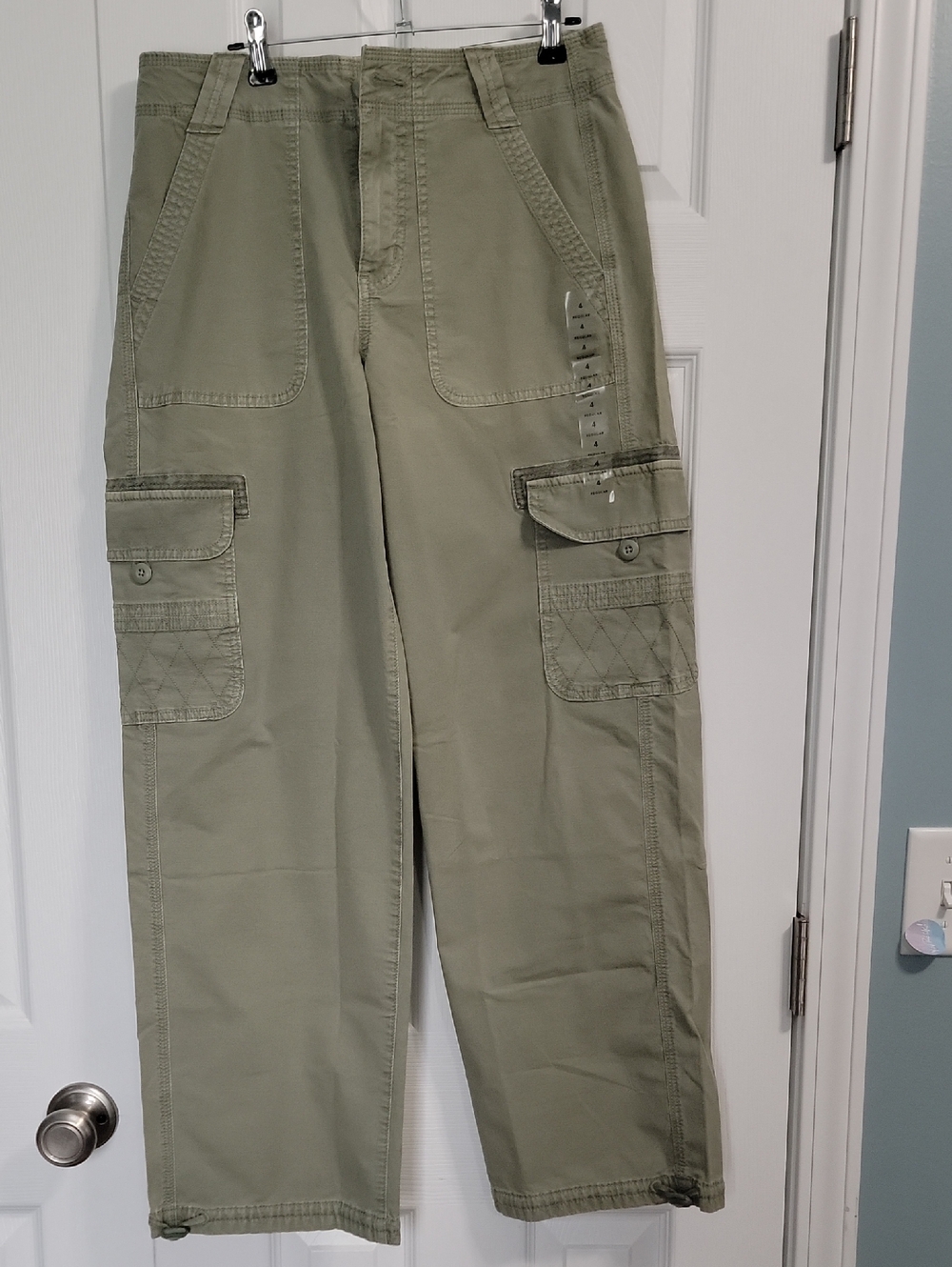 Womena AE Cargo Pants in Olive Green